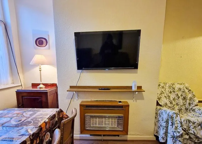 Tallis House, Sleeps 5, Near City Centre, Free Parking, Long Or Short Stays - By Nmb Property