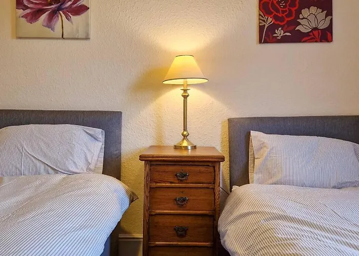 Tallis House, Sleeps 5, Near City Centre, Free Parking, Long Or Short Stays - By Nmb Property